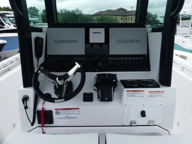 Slide: The Image of Blackfin 252 CC 2025 - 11