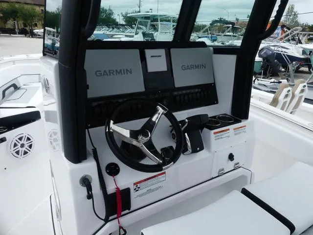 Slide: The Image of Blackfin 252 CC 2025 - 12