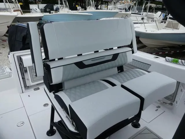 Slide: The Image of Blackfin 252 CC 2025 - 16