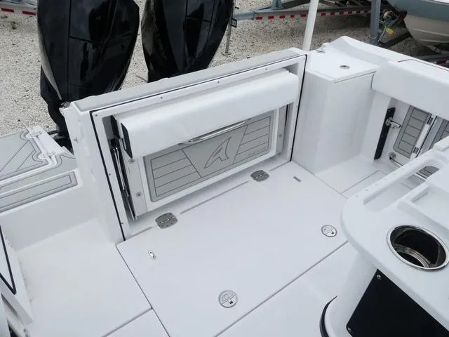 Slide: The Image of Blackfin 252 CC 2025 - 17