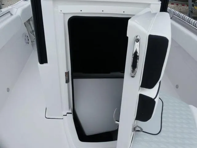 Slide: The Image of Blackfin 252 CC 2025 - 23