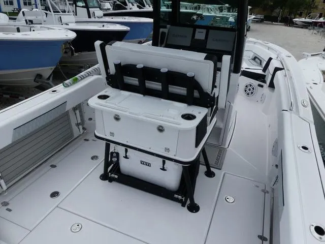 Slide: The Image of Blackfin 252 CC 2025 - 8