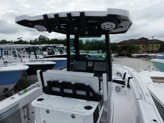 Slide: The Image of Blackfin 252 CC 2025 - 9