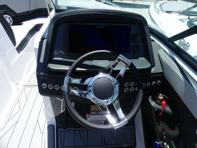 Slide: The Image of Monterey 255SS BOWRIDER 2025 - 10