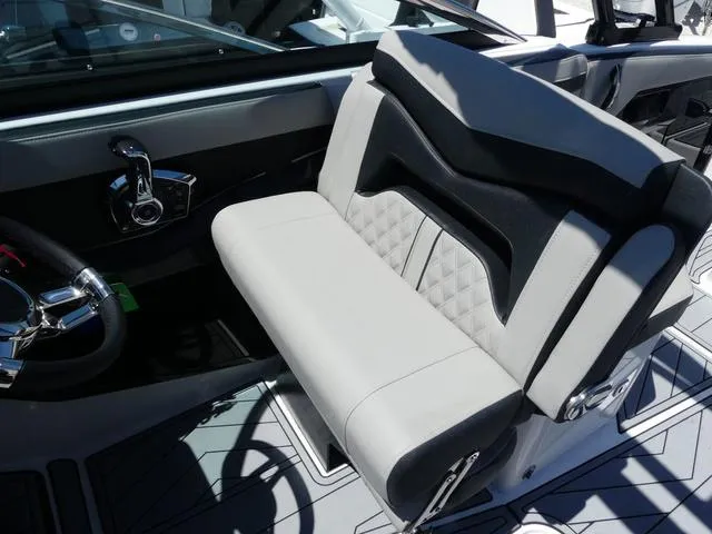 Slide: The Image of Monterey 255SS BOWRIDER 2025 - 12