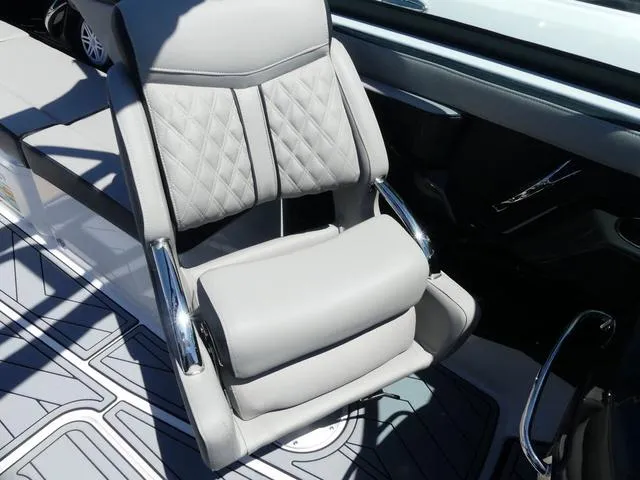 Slide: The Image of Monterey 255SS BOWRIDER 2025 - 13