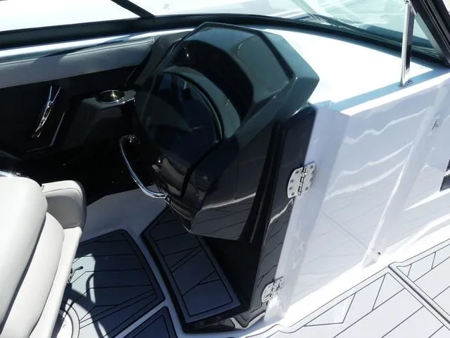 Slide: The Image of Monterey 255SS BOWRIDER 2025 - 14