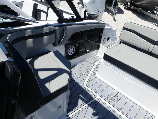 Slide: The Image of Monterey 255SS BOWRIDER 2025 - 16