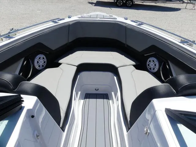 Slide: The Image of Monterey 255SS BOWRIDER 2025 - 17