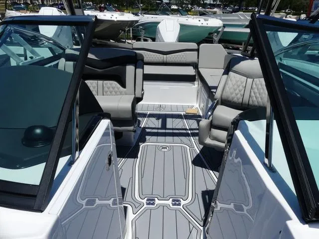 Slide: The Image of Monterey 255SS BOWRIDER 2025 - 18