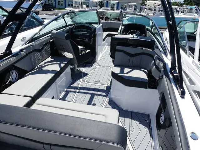 Slide: The Image of Monterey 255SS BOWRIDER 2025 - 7