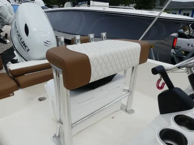 Slide: The Image of Pioneer 180 Islander 2025 - 10