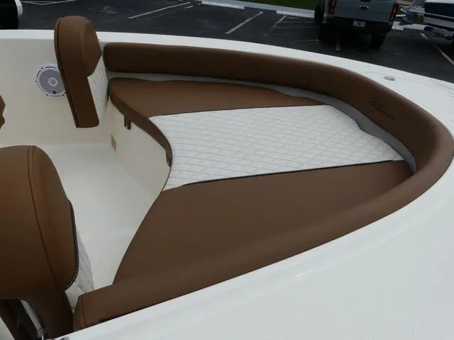 Slide: The Image of Pioneer 180 Islander 2025 - 12