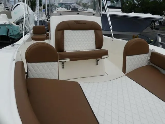 Slide: The Image of Pioneer 180 Islander 2025 - 13