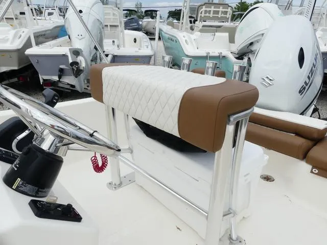 Slide: The Image of Pioneer 180 Islander 2025 - 15