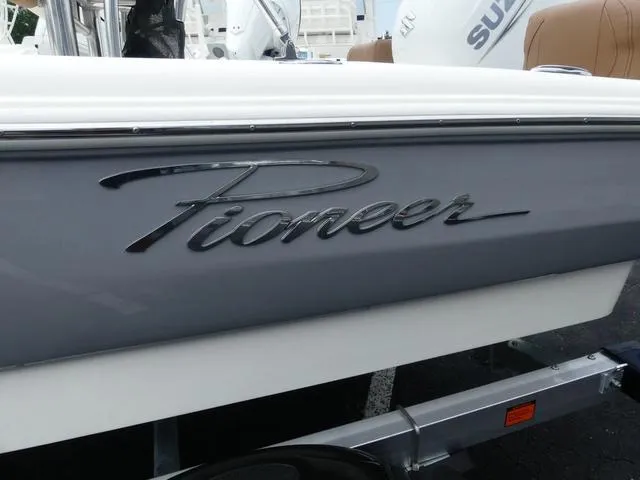 Slide: The Image of Pioneer 180 Islander 2025 - 4