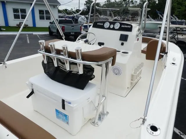 Slide: The Image of Pioneer 180 Islander 2025 - 8