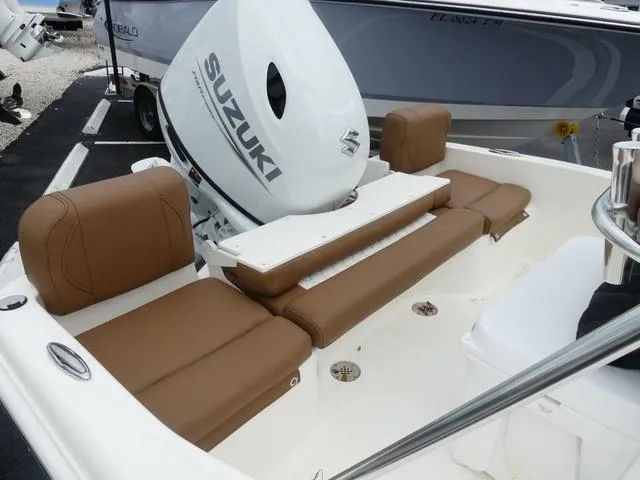 Slide: The Image of Pioneer 180 Islander 2025 - 9