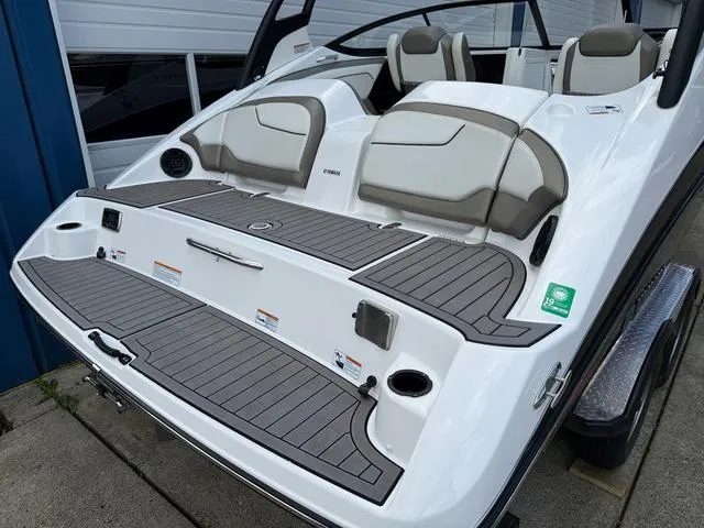 Slide: The Image of Yamaha 212 Limited S 2018 - 3