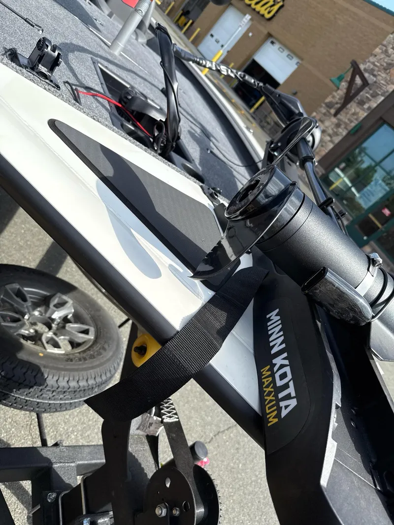 Slide: The Image of 2025 Tracker Pro Team 195 Tournament Edition boat with Minn Kota trolling motor. - 4