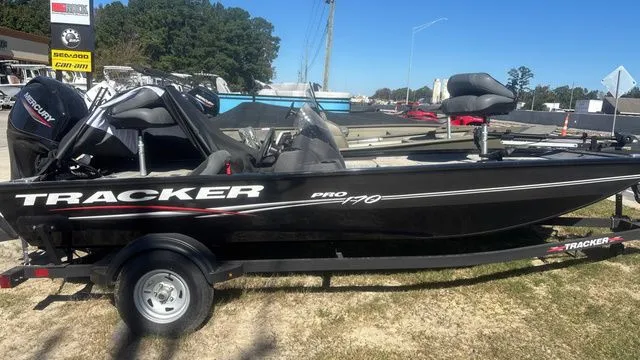 Slide: The Image of Tracker TRACKER PRO TEAM 170 W/50 HP 2024 - 7