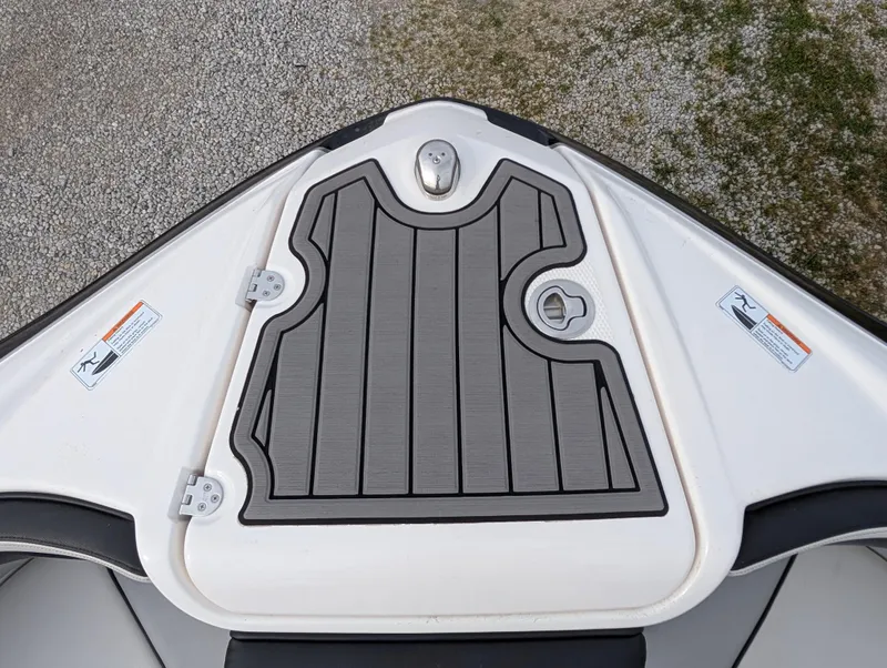 Slide: The Image of Bow of 2017 Yamaha Boats 242X E-Series with non-slip mat and cleat. - 21