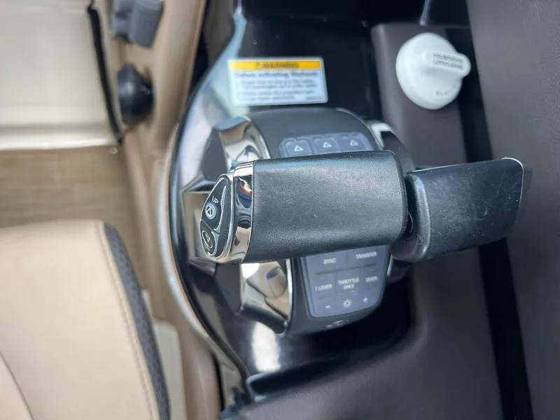 Slide: The Image of Throttle control of a 2017 Sea Ray SLX 350 OB boat. - 11