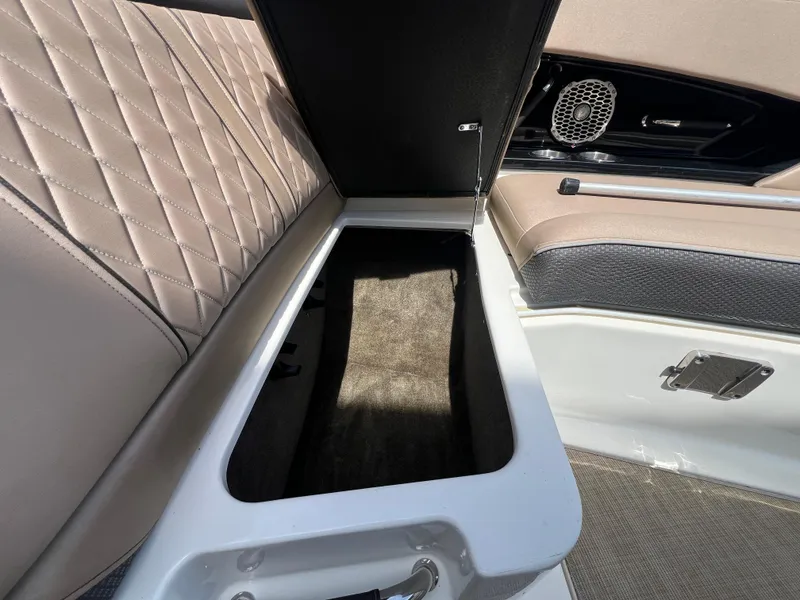 Slide: The Image of Sea Ray SLX 350 Outboard 2017 - 51