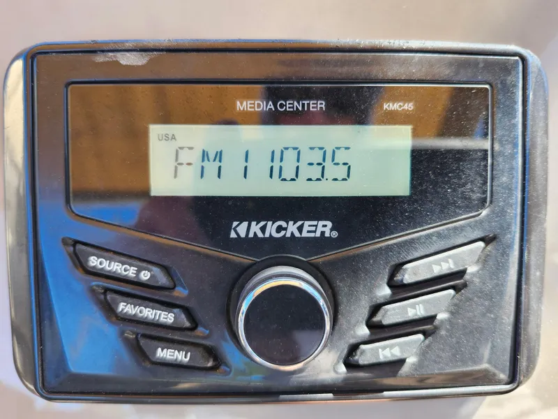 Slide: The Image of Kicker media center displaying FM 103.5 on a Sun Tracker Fishin' Barge 20 DLX, 2023 model. - 17