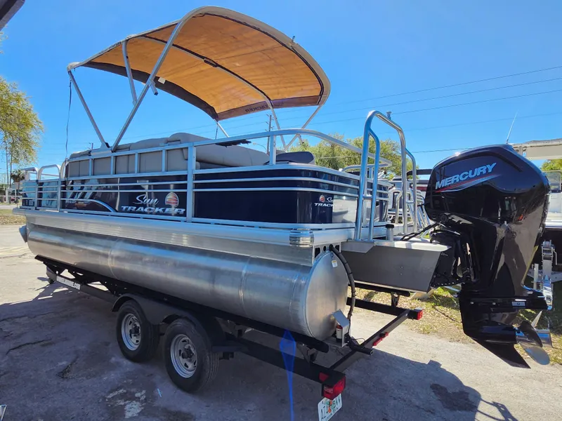 Slide: The Image of 2023 Sun Tracker Fishin' Barge 20 DLX pontoon boat with Mercury engine on trailer. - 4