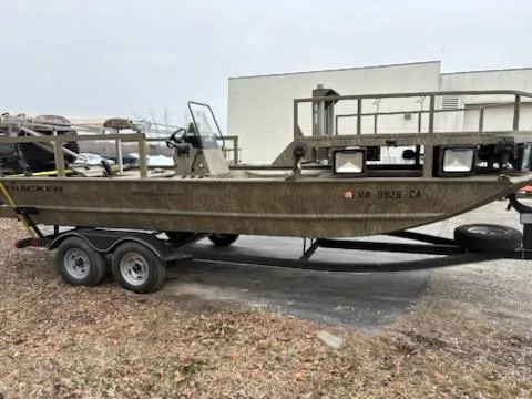 Slide: The Image of 2018 Tracker GRIZZLY 2072 SPORTSMAN boat on trailer, parked outdoors. - 10