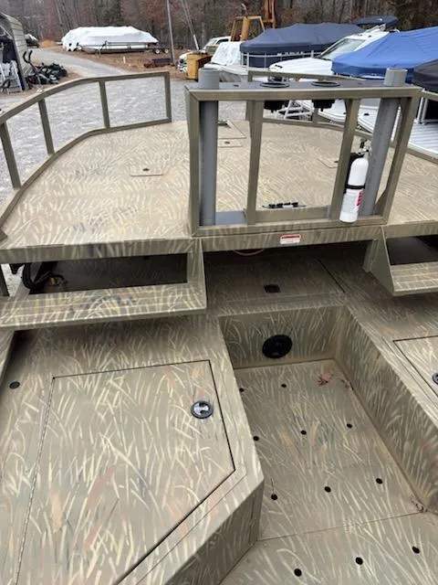 Slide: The Image of 2018 Tracker GRIZZLY 2072 SPORTSMAN boat deck with camouflage pattern and storage compartments. - 7
