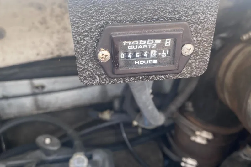 Slide: The Image of Hour meter reading 464.1 hours on a 2002 Cobalt 190 engine. - 6