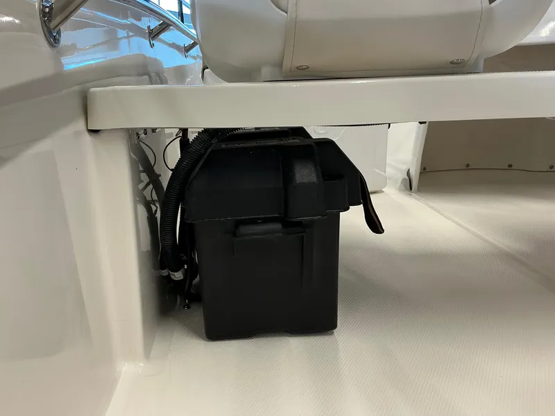 Slide: The Image of Boston Whaler 130 Super Sport 2025 - 13