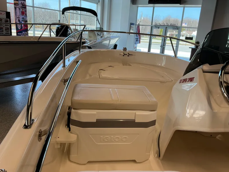 Slide: The Image of Boston Whaler 130 Super Sport 2025 - 4