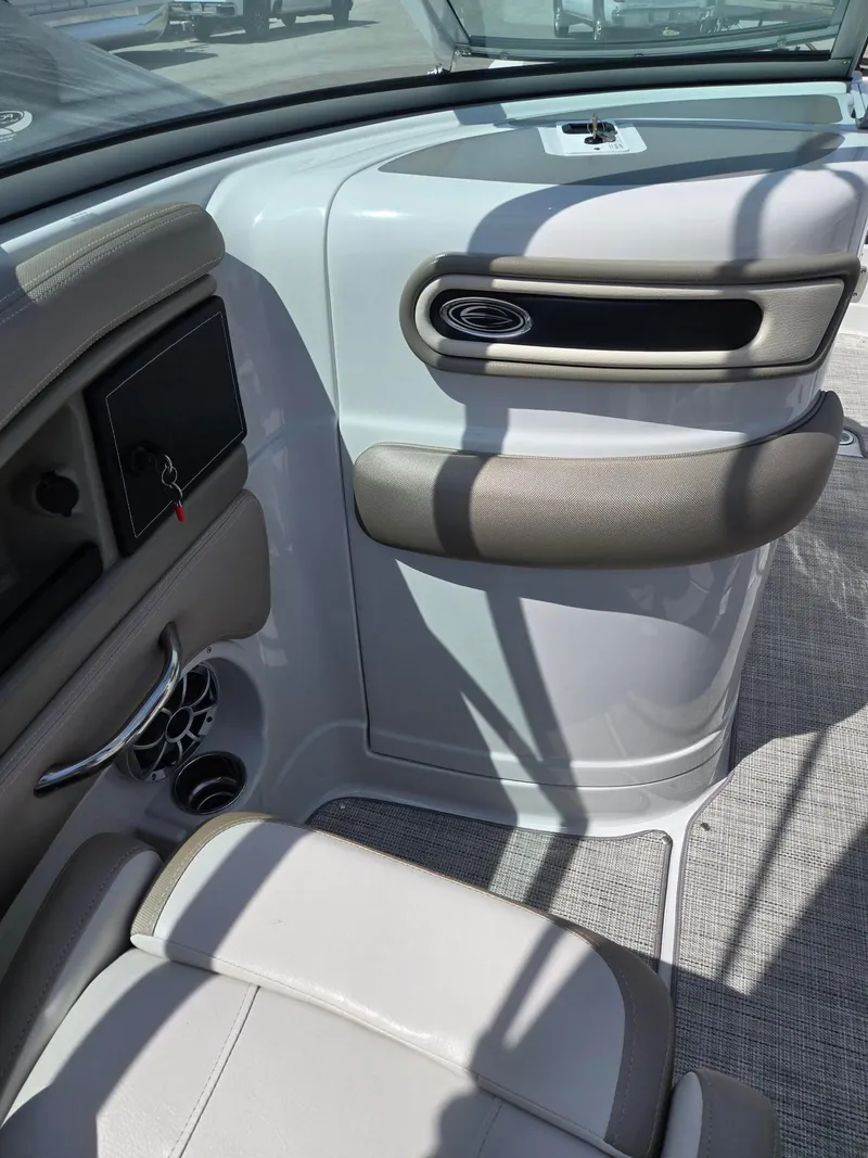 Slide: The Image of Crownline Boats E-275 2019 - 24