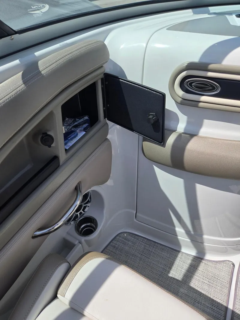 Slide: The Image of Crownline Boats E-275 2019 - 25