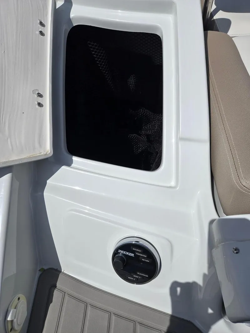 Slide: The Image of Crownline Boats E-275 2019 - 30