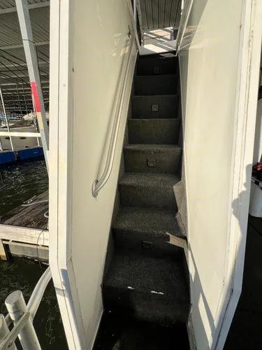 Slide: The Image of Staircase on 2005 Sumerset 90x18 houseboat, leading to upper deck. - 18