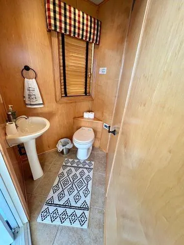 Slide: The Image of 2005 Sumerset 90x18 bathroom with pedestal sink, toilet, and checkered valance. - 38