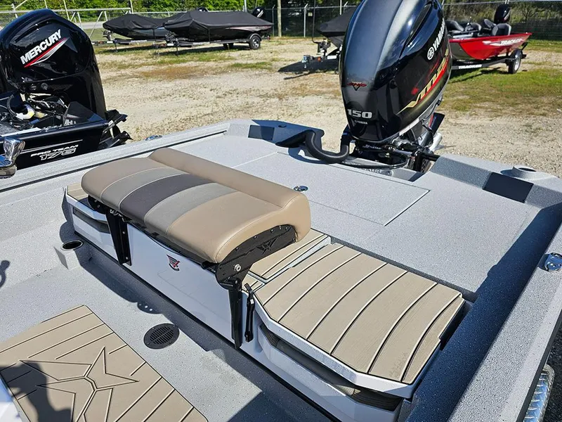 Slide: The Image of 2025 Vexus ACX 2000 boat with Yamaha 150 engine and comfortable seating. - 8