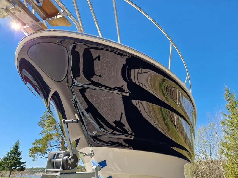 Slide: The Image of 2006 Monterey 270 Cruiser boat with sleek black hull against clear blue sky. - 10