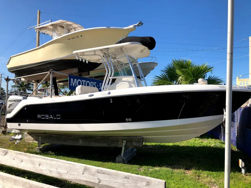 The Image of 2007 Robalo R240 Center Console boat displayed outdoors on a sunny day. - 0