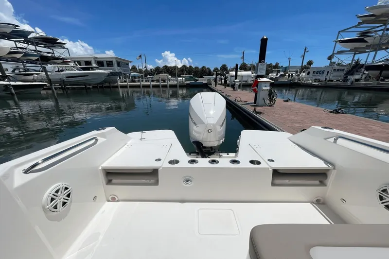 Slide: The Image of Boston Whaler 210 Vantage 2025 - 13