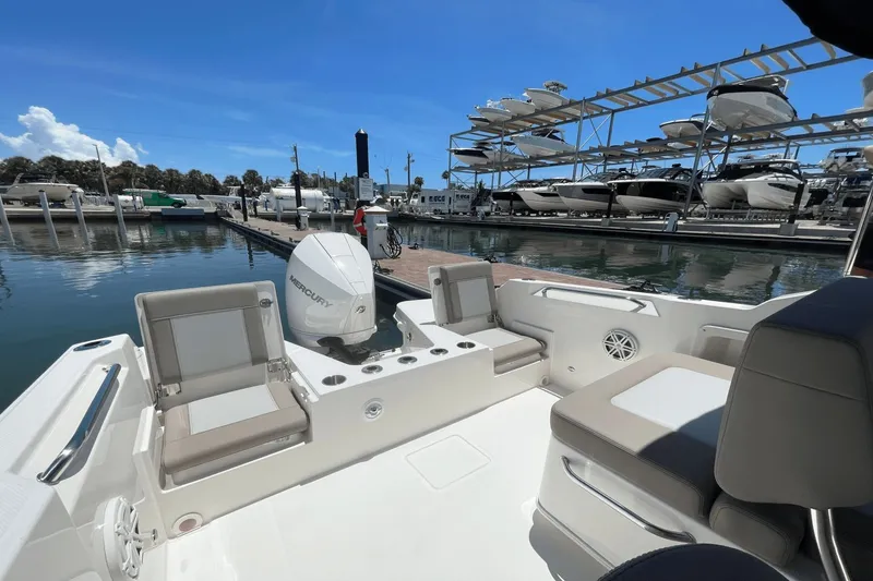 Slide: The Image of Boston Whaler 210 Vantage 2025 - 15