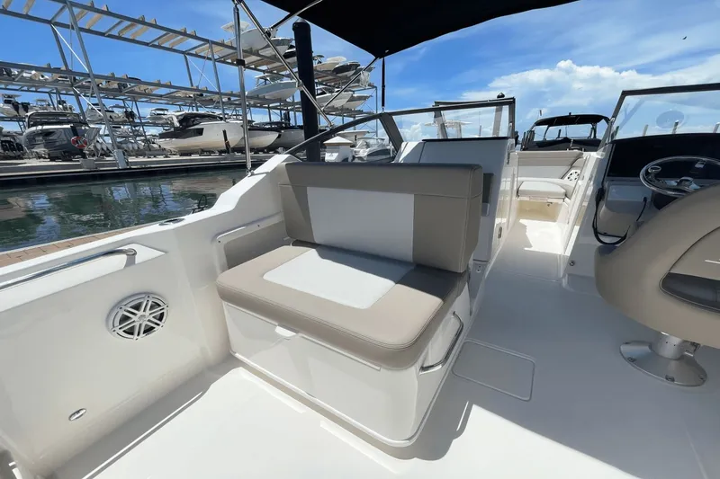 Slide: The Image of Boston Whaler 210 Vantage 2025 - 16