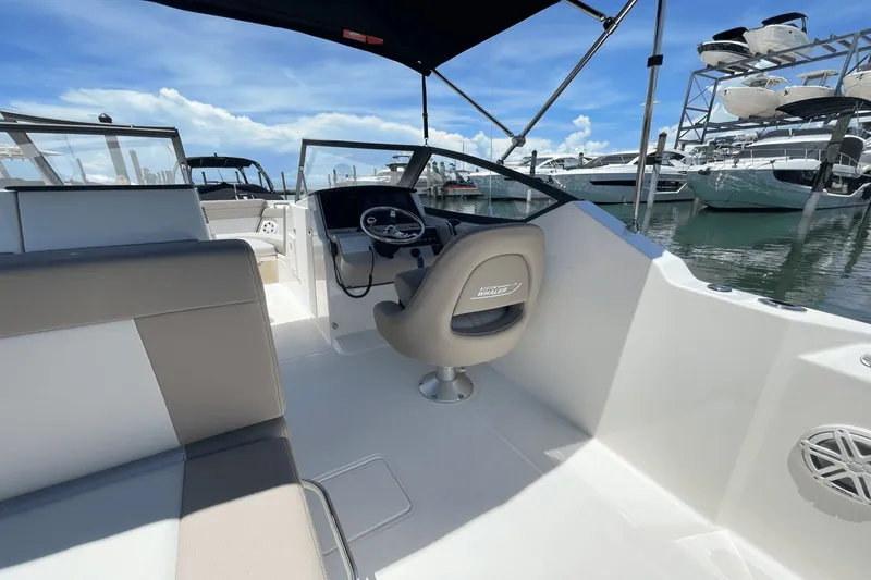 Slide: The Image of Boston Whaler 210 Vantage 2025 - 17