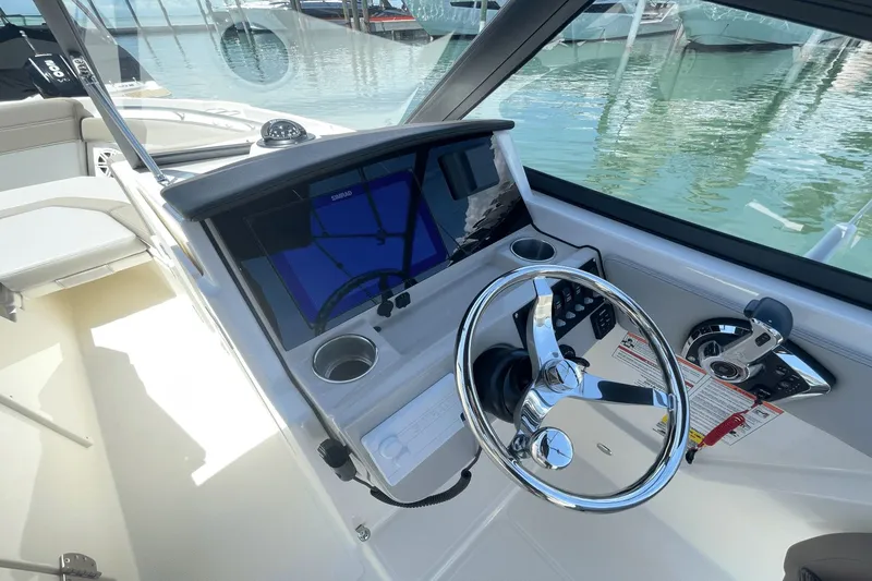 Slide: The Image of Boston Whaler 210 Vantage 2025 - 20