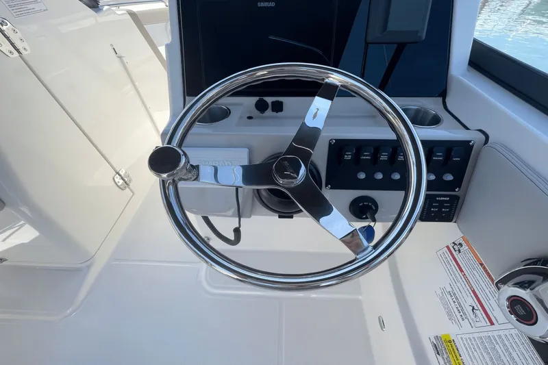 Slide: The Image of Boston Whaler 210 Vantage 2025 - 21