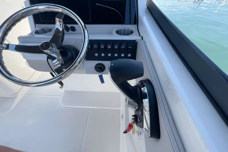 Slide: The Image of Boston Whaler 210 Vantage 2025 - 22